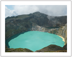 Keunikan dan keistimewaan gunung Kelimutu dengan danaunya yang berwarna
