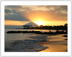 Suasana matahari terbanam di Pantai Senggigi pulau Lombok