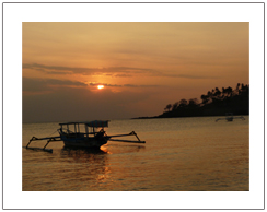 Suasana matahari terbanam di Pantai Senggigi pulau Lombok