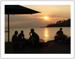 Menikmati sunset di pantai Senggigi