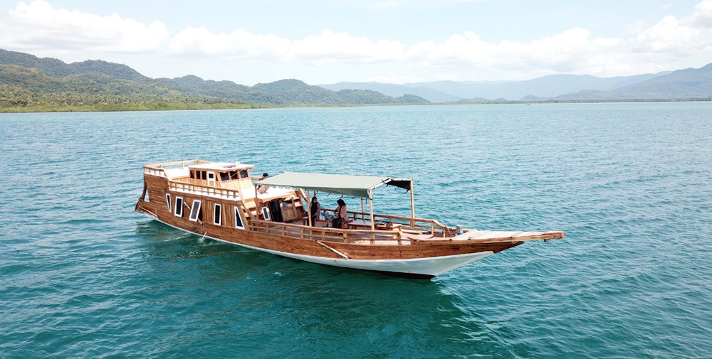 Boat for 2 days Komodo trip overnight at Rinca Guest house